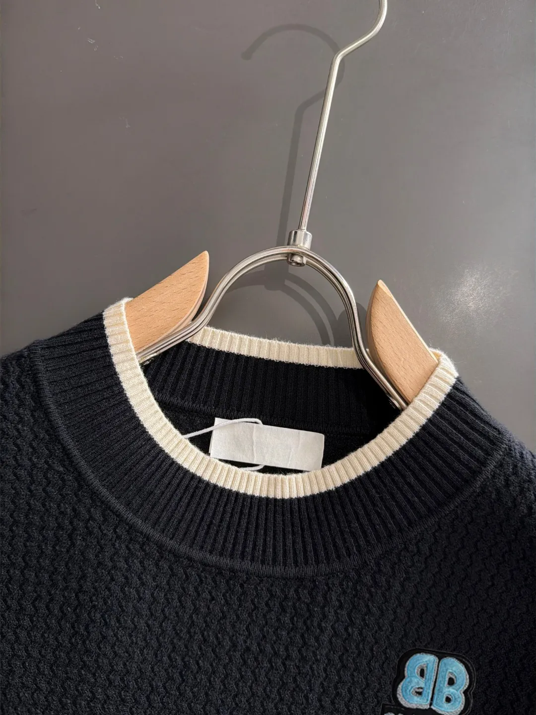 Next day shipping P195 Balenciaga high quality 2026 autumn and winter official website latest sweater, on sale at the same time at the counter Hot Sale! Specially made of wool blended fabric. It feels comfortable and can be directly in contact with the skin. The logo badge is exquisitely embroidered, which is extremely eye-catching! The details highlight the fashionable charm of big brands. Exquisite workmanship. Three-dimensional cutting style. The wearing effect is invincible and handsome! All three standards are complete! Sizes:M-3XL